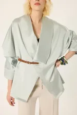 VESTE EN SATIN AVEC CEINTURE EN CUIR