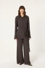 ENSEMBLE CHEMISE ET PANTALON AVEC CEINTURE