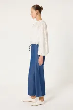 PANTALONS À OURLET BRODÉ