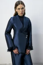 ENSEMBLE VESTE ET PANTALON ASYMÉTRIQUE AVEC DÉTAIL DE BOUTONS