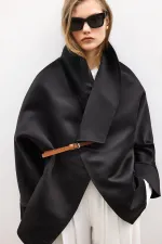 VESTE EN SATIN AVEC CEINTURE EN CUIR