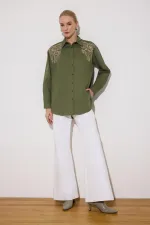 CHEMISE SURDIMENSIONNÉE AVEC BRODERIE SUR LE DEVANT