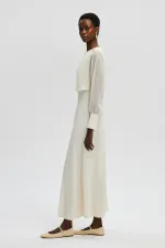 ROBE EN MOUSSELINE AVEC DÉTAILS AUX MANCHES ET CEINTURE À LA TAILLE.