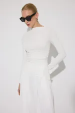 CORPS DRAPÉ SUR LE CÔTÉ