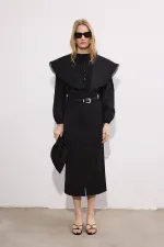 YAKASI İŞLEMELİ GÖMLEK