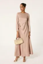 BROŞ DETAYLI SATEN  ELBİSE