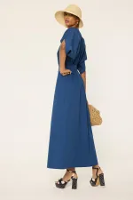 ROBE À COL EN V AVEC CEINTURE ROBE À COL EN V AVEC CEINTURE
