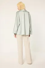 VESTE EN SATIN AVEC CEINTURE EN CUIR