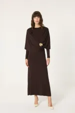 ROBE EN MAILLE AVEC DÉTAIL DE BOUCLE