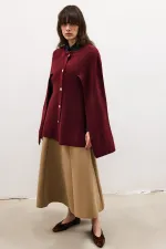 PONCHO EN MAILLE À BOUTONS DORÉS