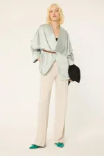VESTE EN SATIN AVEC CEINTURE EN CUIR