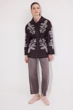 VESTE EN JEAN AVEC BRODERIE APPLIQUE ET CEINTURE.