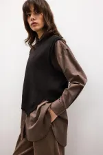 PULL EN MAILLE À COUPE ASYMÉTRIQUE