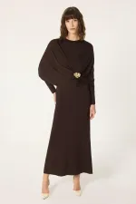 ROBE EN MAILLE AVEC DÉTAIL DE BOUCLE