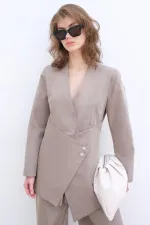 ENSEMBLE VESTE ET PANTALON ASYMÉTRIQUE AVEC DÉTAIL DE BOUTONS