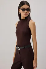 DİK YAKA KOLSUZ İÇLİK