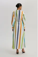 İNCİ DÜĞME DETAYLI BÜZGÜLÜ ELBİSE