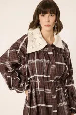 VESTE SURDIMENSIONNÉE AVEC COL ORNÉ DE PIERRES