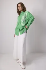 CHEMISE AVEC BRODERIE CONTRASTÉE CHEMISE AVEC BRODERIE CONTRASTÉE