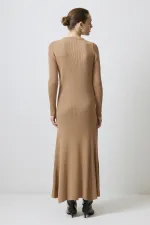 ROBE EN MAILLE À COL ROND CÔTELÉ