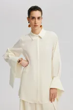 CHEMISE LONGUE EN SATIN AVEC DÉTAIL AUX POIGNETS