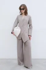 ENSEMBLE VESTE ET PANTALON ASYMÉTRIQUE AVEC DÉTAIL DE BOUTONS