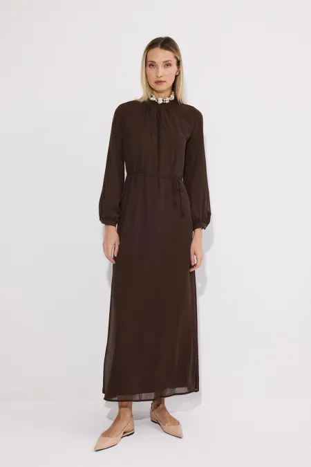 ROBE EN CHIFFON À COL MONTANT