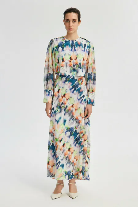 Robe à motifs batik avec ceinture.