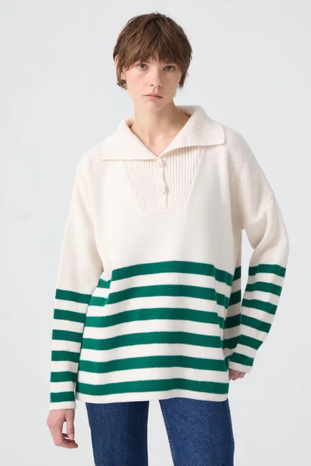 PULL À RAYURES AVEC DÉTAILS DE BOUTONS