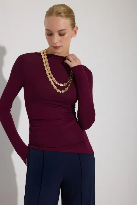 CORPS DRAPÉ SUR LE CÔTÉ