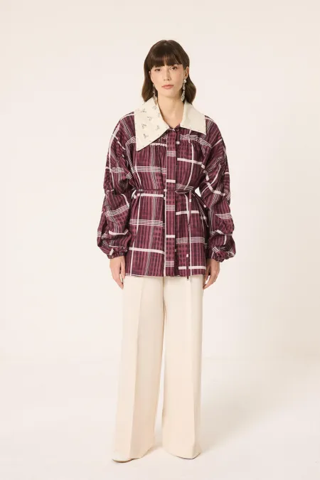 VESTE SURDIMENSIONNÉE AVEC COL ORNÉ DE PIERRES