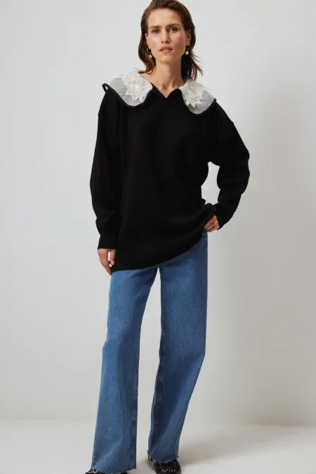 PULL EN MAILLE AVEC DÉTAIL DE COL BRODÉ