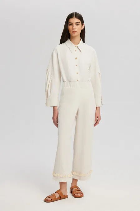 PANTALON EN LIN AVEC DÉTAIL À FRANGES À L'OURLET PANTALON EN LIN AVEC DÉTAIL À FRANGES À L'OURLET
