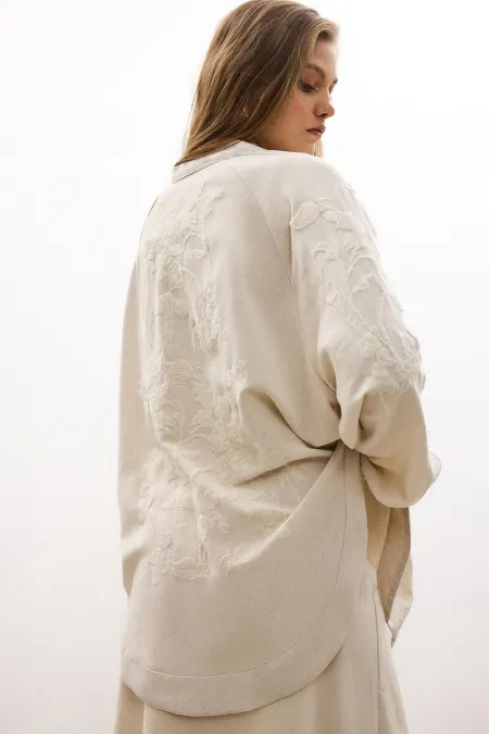 KIMONO EN LIN AVEC DÉTAILS DE BRODERIE