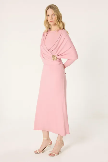 ROBE EN MAILLE AVEC DÉTAIL DE BOUCLE