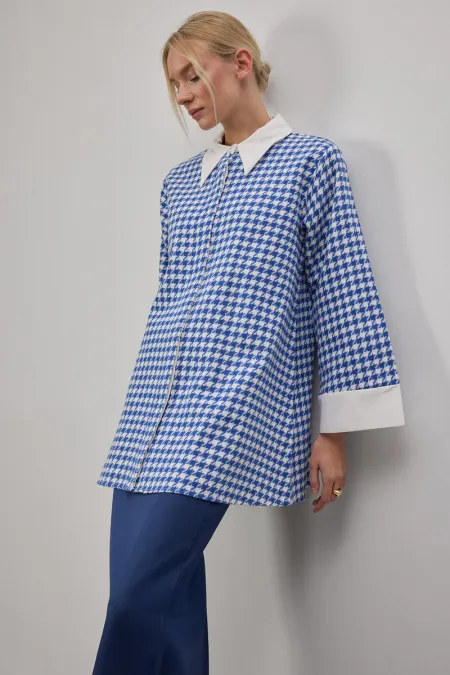 CHEMISE À COL ASYMÉTRIQUE AVEC TWEET