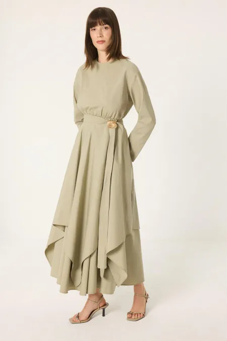 ROBE MAXI ASYMÉTRIQUE AVEC DÉTAIL DE BOUCLE DORÉE