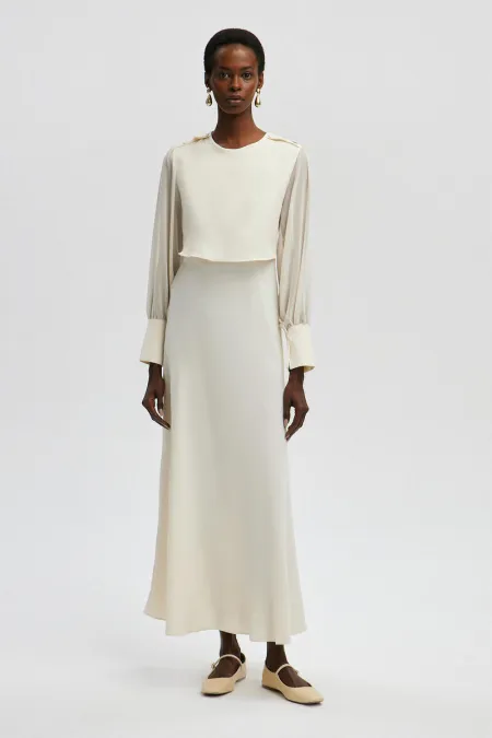 ROBE EN MOUSSELINE AVEC DÉTAILS AUX MANCHES ET CEINTURE À LA TAILLE.