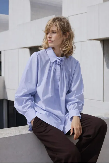 %100 PAMUKLU GÜL DETAYLI GÖMLEK