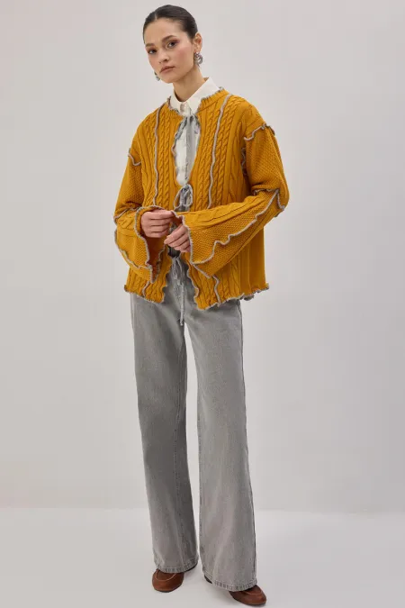 KONTRAST BİYELİ TRİKO HIRKA