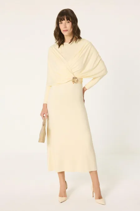 ROBE LONGUE ENVELOPPÉE AVEC BOUCLE BROCHE