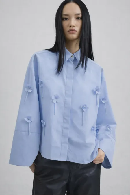 CHEMISE AVEC APPLIQUE FLORALE