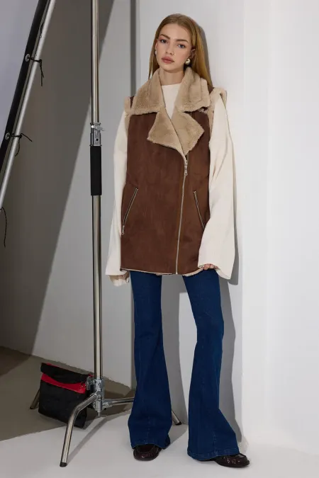 GILET EN PELUCHE À COL CROISÉ GILET EN PELUCHE À COL CROISÉ