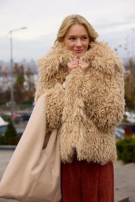 MANTEAU EN FAUSSE FOURRURE