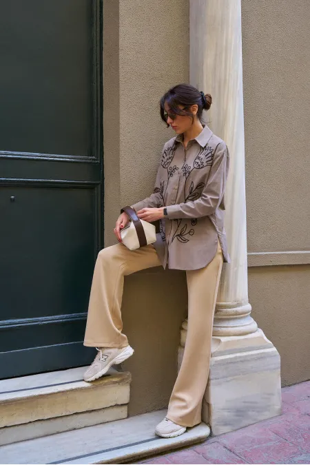 CHEMISE AVEC BRODERIE CONTRASTÉE