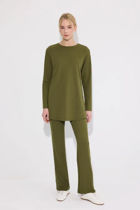 ENSEMBLE TUNIQUE ET PANTALON AVEC DÉTAIL DE BOUTONS-PRESSION