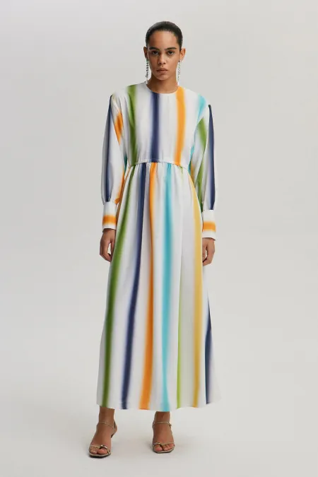 ROBE FRONCÉE AVEC DÉTAIL DE BOUTONS DE NACRE