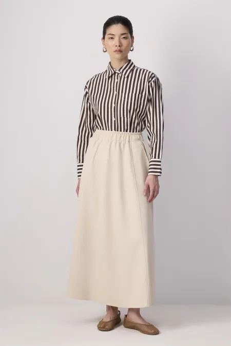 Crepe skirt with elastic waistband and pockets. Crepe skirt with elastic waistband and pockets.