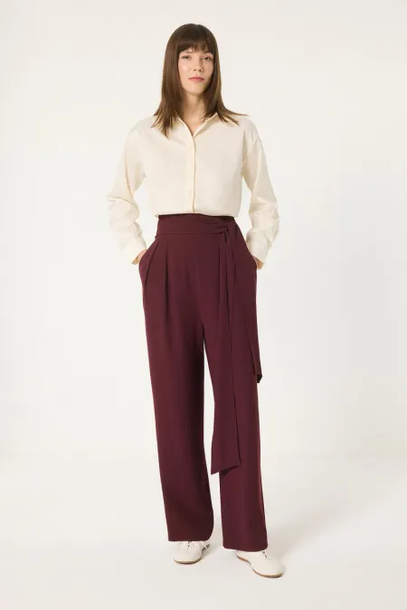 PANTALON AVEC DÉTAIL DE CEINTURE