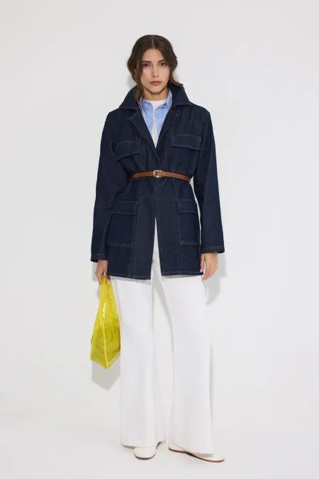 VESTE EN JEAN AVEC DÉTAIL DE CEINTURE